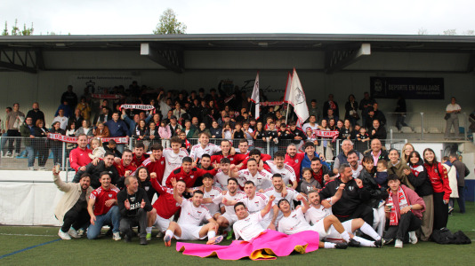Equipo y afición celebraron sobre el césped de A Gándara
