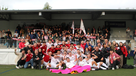 Equipo y afición celebraron sobre el césped de A Gándara