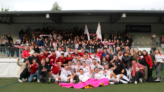 Equipo y afición celebraron sobre el césped de A Gándara
