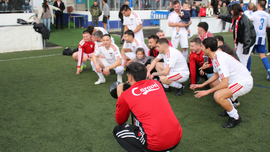 Equipo y afición celebraron sobre el césped de A Gándara