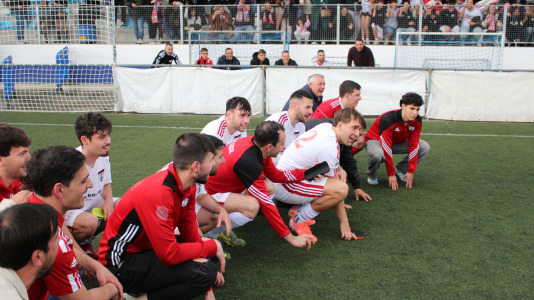Equipo y afición celebraron sobre el césped de A Gándara