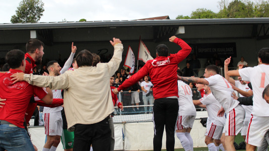 Equipo y afición celebraron sobre el césped de A Gándara