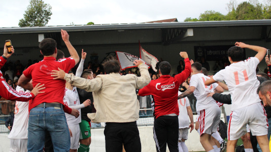 Equipo y afición celebraron sobre el césped de A Gándara