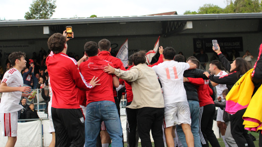 Equipo y afición celebraron sobre el césped de A Gándara