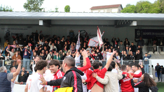 Equipo y afición celebraron sobre el césped de A Gándara