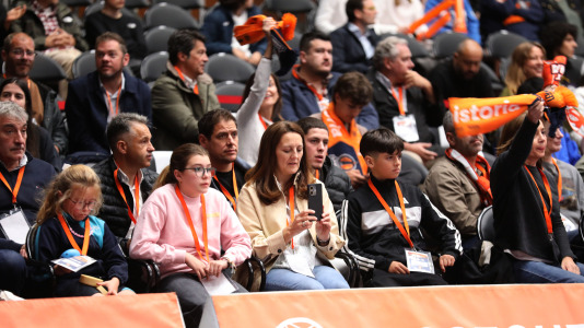 Cerca de 5.000 seguidores se dieron cita para presenciar la victoria del Básquet Coruña ante Menorca