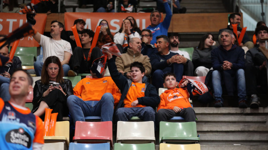 Cerca de 5.000 seguidores se dieron cita para presenciar la victoria del Básquet Coruña ante Menorca