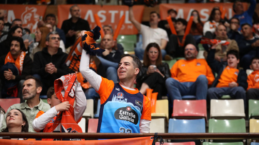 Cerca de 5.000 seguidores se dieron cita para presenciar la victoria del Básquet Coruña ante Menorca