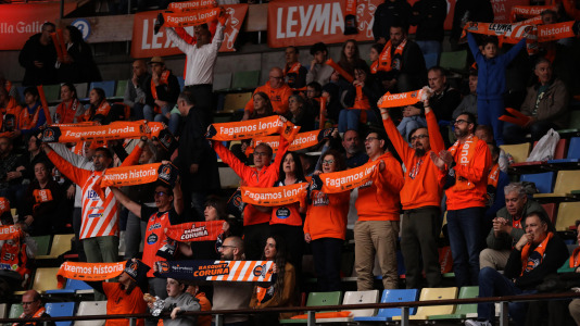 Cerca de 5.000 seguidores se dieron cita para presenciar la victoria del Básquet Coruña ante Menorca