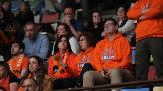 Cerca de 5.000 seguidores se dieron cita para presenciar la victoria del Básquet Coruña ante Menorca