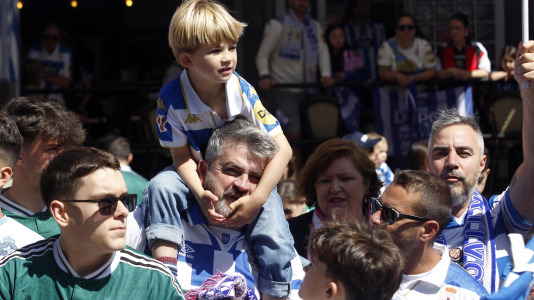 La afición del Dépor se citó en Riazor horas antes del partido ante el Andorra para recibir al equipo