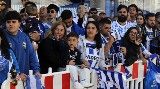 La afición del Dépor se citó en Riazor horas antes del partido ante el Andorra para recibir al equipo