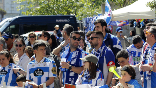 La afición del Dépor se citó en Riazor horas antes del partido ante el Andorra para recibir al equipo