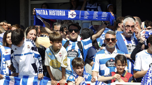 La afición del Dépor se citó en Riazor horas antes del partido ante el Andorra para recibir al equipo