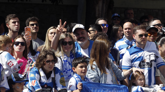 La afición del Dépor se citó en Riazor horas antes del partido ante el Andorra para recibir al equipo