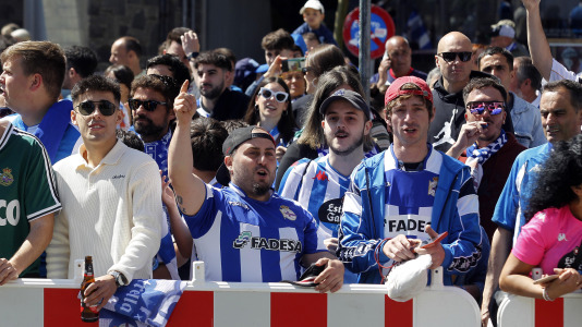 La afición del Dépor se citó en Riazor horas antes del partido ante el Andorra para recibir al equipo