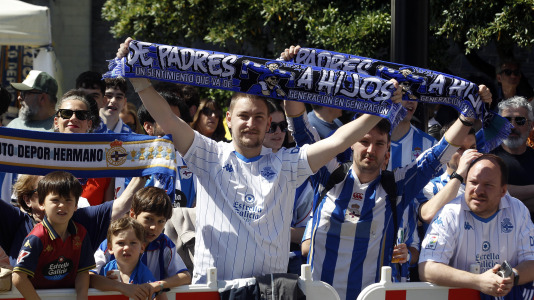 La afición del Dépor se citó en Riazor horas antes del partido ante el Andorra para recibir al equipo