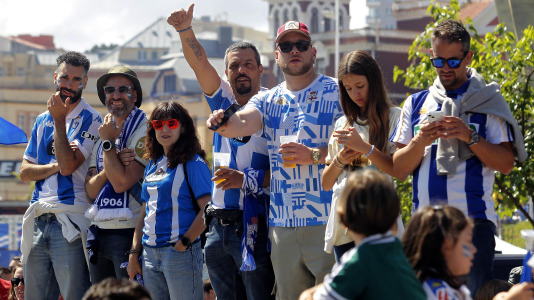 La afición del Dépor se citó en Riazor horas antes del partido ante el Andorra para recibir al equipo