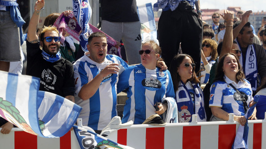 La afición del Dépor se citó en Riazor horas antes del partido ante el Andorra para recibir al equipo