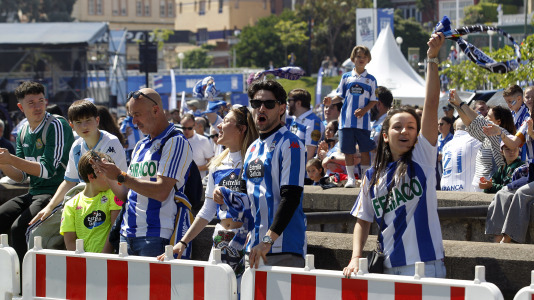 La afición del Dépor se citó en Riazor horas antes del partido ante el Andorra para recibir al equipo