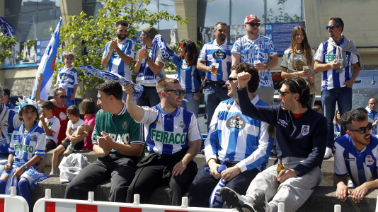 La afición del Dépor se citó en Riazor horas antes del partido ante el Andorra para recibir al equipo