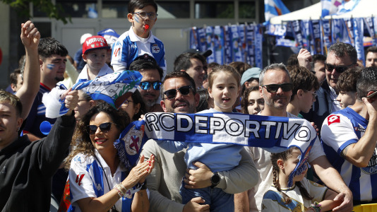 La afición del Dépor se citó en Riazor horas antes del partido ante el Andorra para recibir al equipo