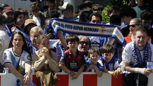 La afición del Dépor se citó en Riazor horas antes del partido ante el Andorra para recibir al equipo