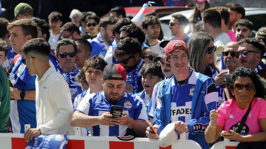 La afición del Dépor se citó en Riazor horas antes del partido ante el Andorra para recibir al equipo