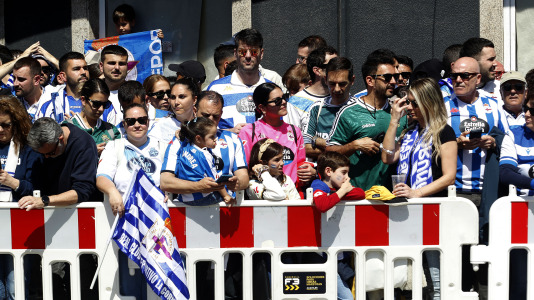 La afición del Dépor se citó en Riazor horas antes del partido ante el Andorra para recibir al equipo