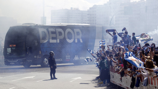 La afición del Dépor se citó en Riazor horas antes del partido ante el Andorra para recibir al equipo