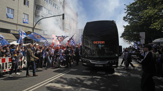 La afición del Dépor se citó en Riazor horas antes del partido ante el Andorra para recibir al equipo