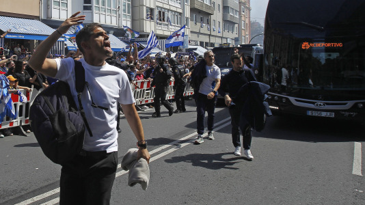 La afición del Dépor se citó en Riazor horas antes del partido ante el Andorra para recibir al equipo