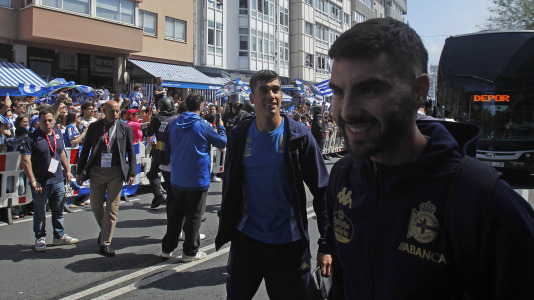 La afición del Dépor se citó en Riazor horas antes del partido ante el Andorra para recibir al equipo