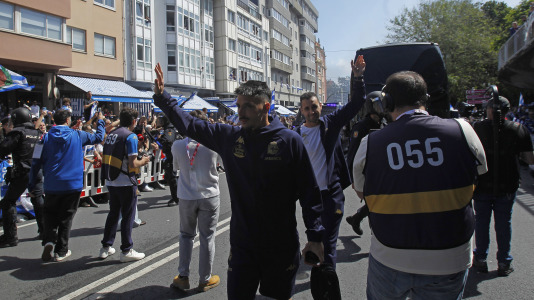 La afición del Dépor se citó en Riazor horas antes del partido ante el Andorra para recibir al equipo