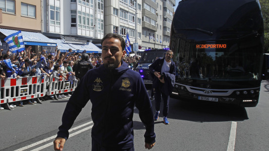 La afición del Dépor se citó en Riazor horas antes del partido ante el Andorra para recibir al equipo
