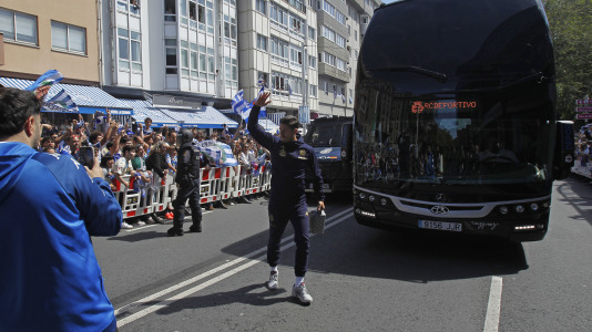 La afición del Dépor se citó en Riazor horas antes del partido ante el Andorra para recibir al equipo