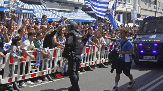 La afición del Dépor se citó en Riazor horas antes del partido ante el Andorra para recibir al equipo