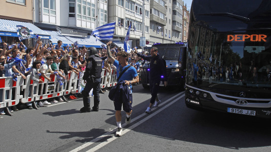 La afición del Dépor se citó en Riazor horas antes del partido ante el Andorra para recibir al equipo