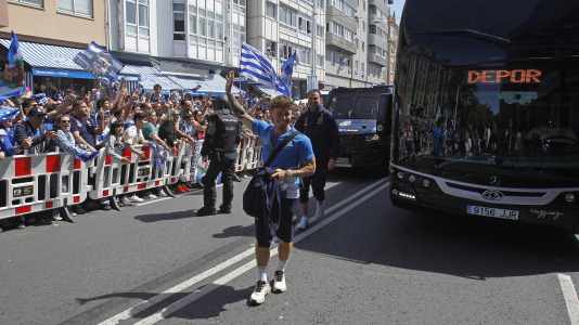 La afición del Dépor se citó en Riazor horas antes del partido ante el Andorra para recibir al equipo