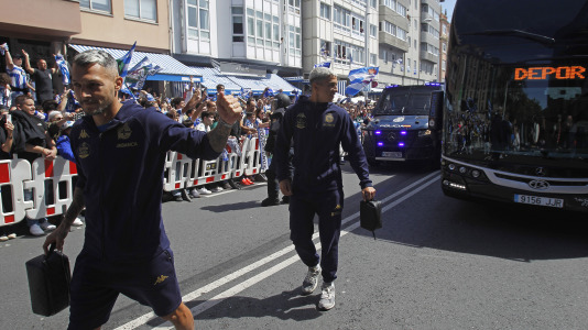 La afición del Dépor se citó en Riazor horas antes del partido ante el Andorra para recibir al equipo