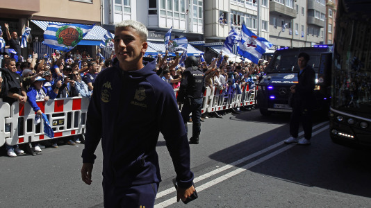 La afición del Dépor se citó en Riazor horas antes del partido ante el Andorra para recibir al equipo