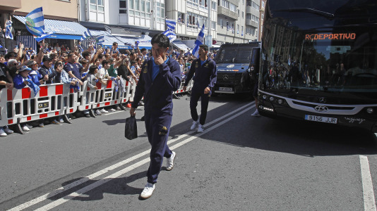 La afición del Dépor se citó en Riazor horas antes del partido ante el Andorra para recibir al equipo