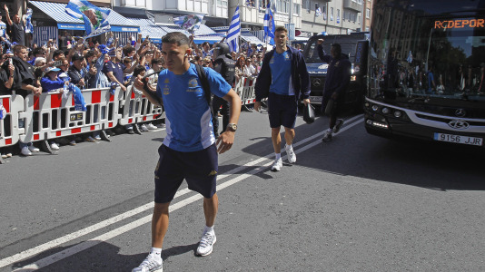La afición del Dépor se citó en Riazor horas antes del partido ante el Andorra para recibir al equipo
