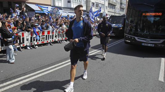 La afición del Dépor se citó en Riazor horas antes del partido ante el Andorra para recibir al equipo