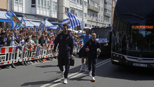 La afición del Dépor se citó en Riazor horas antes del partido ante el Andorra para recibir al equipo