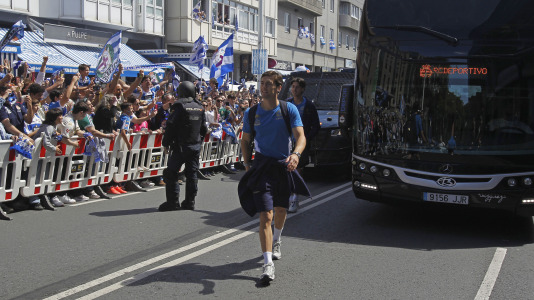 La afición del Dépor se citó en Riazor horas antes del partido ante el Andorra para recibir al equipo