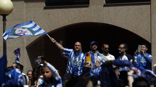 La afición del Dépor se citó en Riazor horas antes del partido ante el Andorra para recibir al equipo