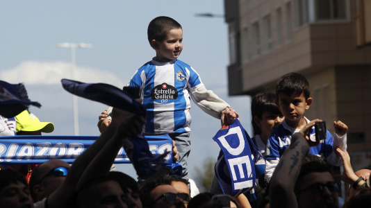 La afición del Dépor se citó en Riazor horas antes del partido ante el Andorra para recibir al equipo