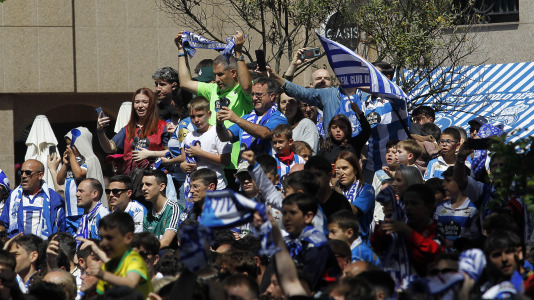La afición del Dépor se citó en Riazor horas antes del partido ante el Andorra para recibir al equipo
