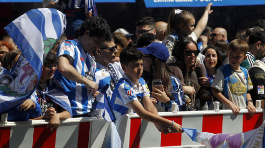La afición del Dépor se citó en Riazor horas antes del partido ante el Andorra para recibir al equipo